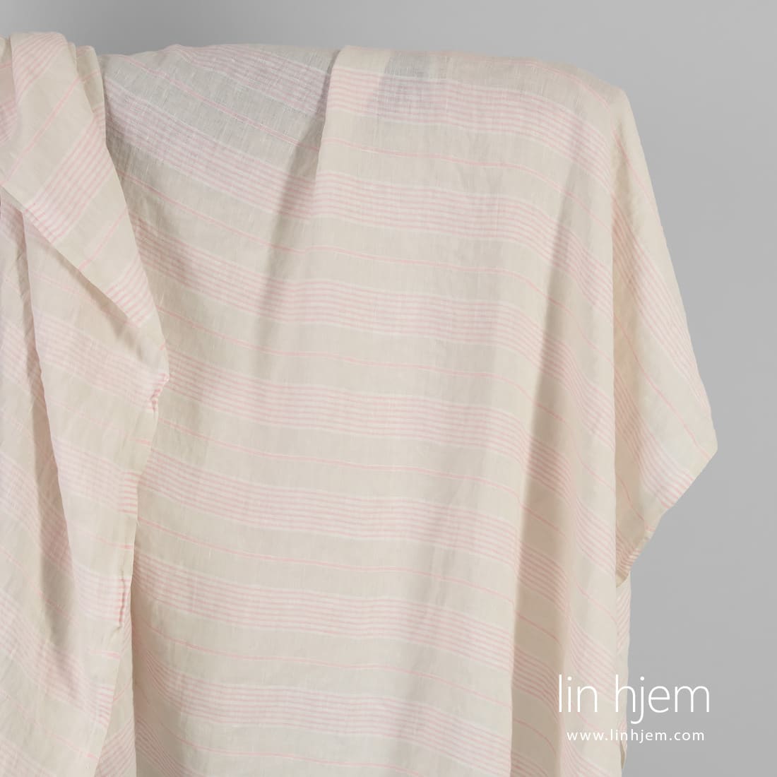 Linstoffet gulaktig med rosa striper vasket