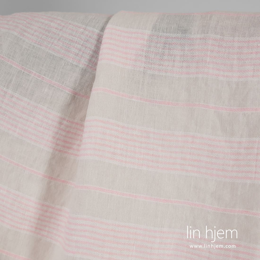 Linstoffet gulaktig med rosa striper vasket passer til å sy klær og hjemmetekstiler