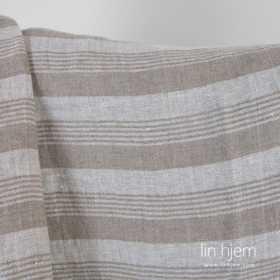 Linstoff i naturfarge med striper vasket passer til å sy klær og hjemmetekstiler