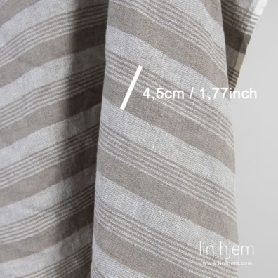 Linstoff med striper vevd av hvitt og brungrå garn