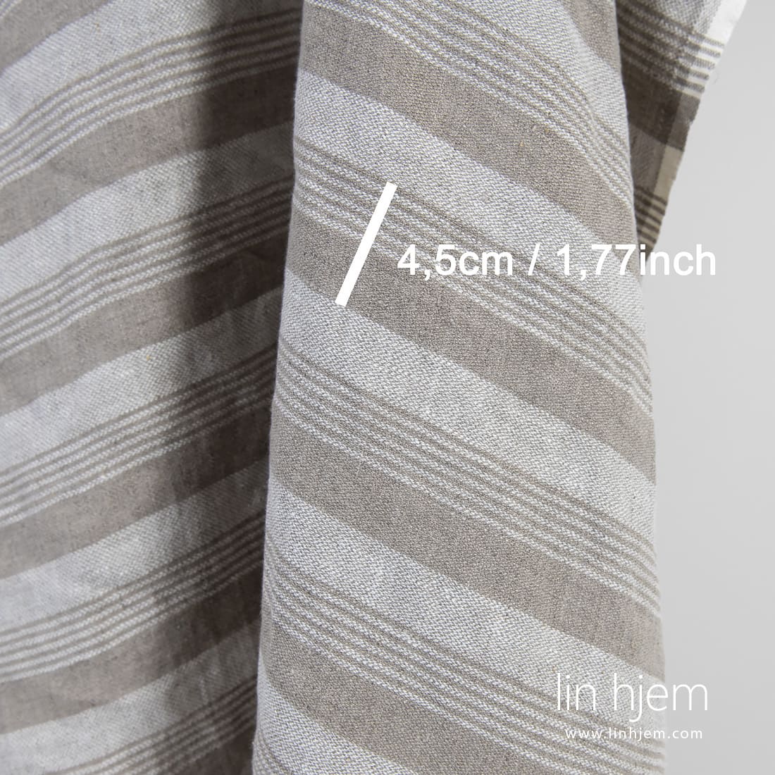 Linstoff med striper vevd av hvitt og brungrå garn