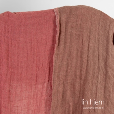 Vasket tosidig brun-rosa linstoff passer til å sy klær og hjemmetekstiler