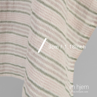 Linstoff "vaffel" stripete vevd av melkehvitt (gulhvitt), lagret grønt, brungrå og mykt rosa garn