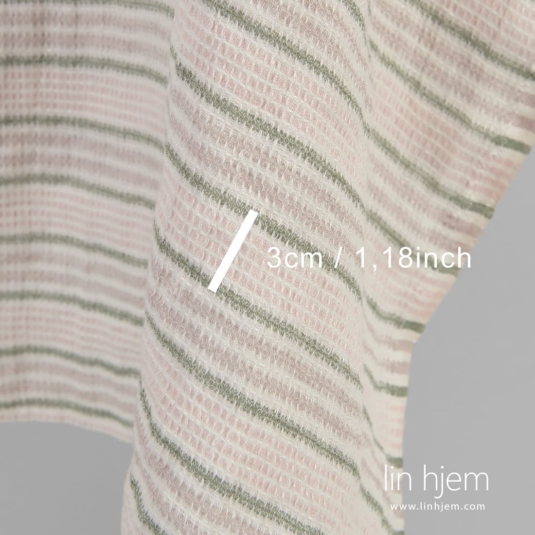 Linstoff "vaffel" stripete vevd av melkehvitt (gulhvitt), lagret grønt, brungrå og mykt rosa garn