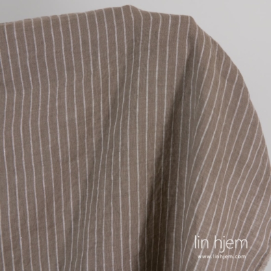 Linstoff brunlig stripete vasket passer til å sy klær og hjemmetekstiler