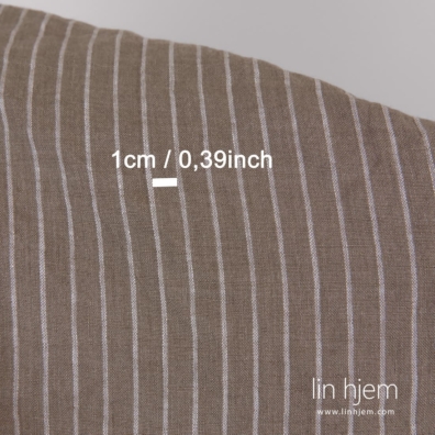 Linstoff stripete vevd av gråbrunt (mørk beige) og hvitt garn