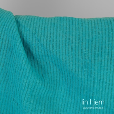 Turkis stripete linstoff vasket passer til å sy klær og hjemmetekstiler