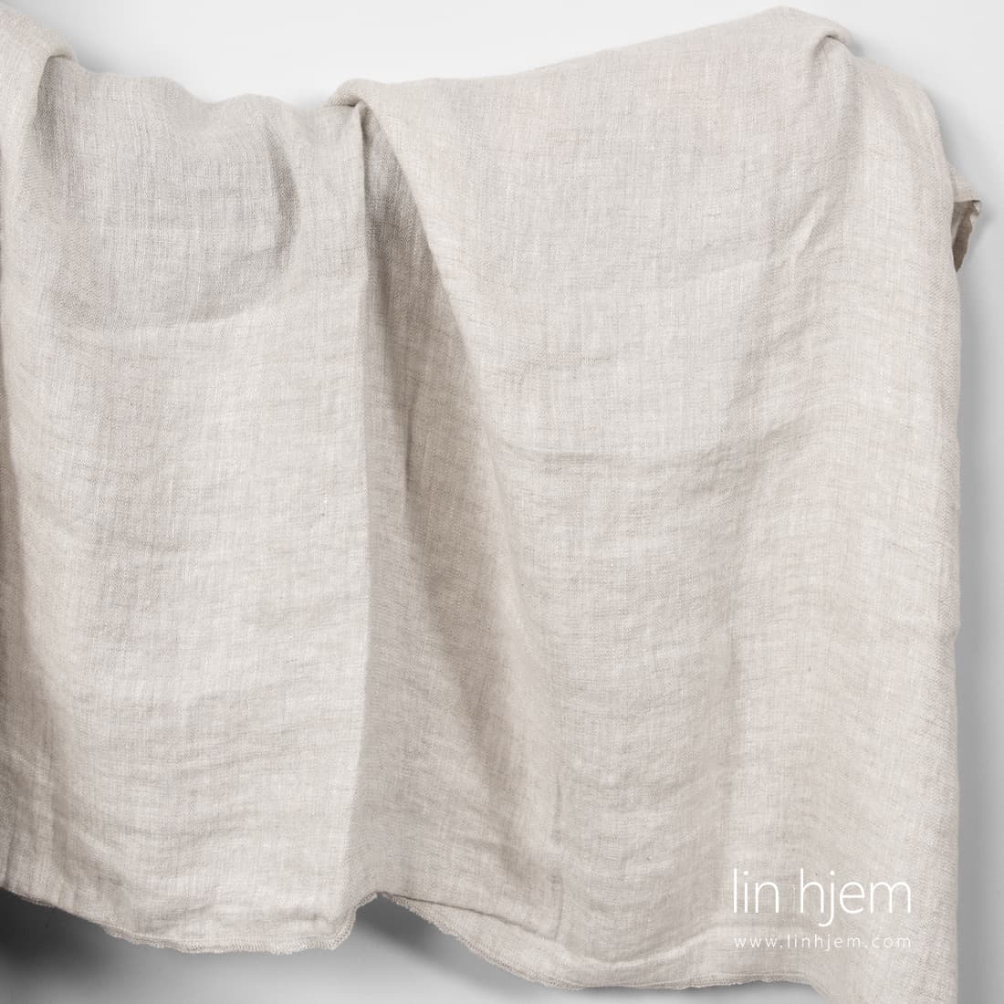 Lysegrått vasket linstoff i fiskebein mønster