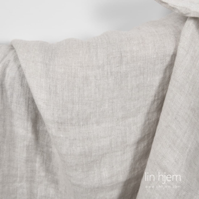 Lysegrått vasket linstoff i fiskebein mønster passer til å sy klær og hjemmetekstiler