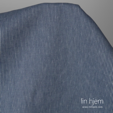 Linstoff stripet vevd av mørkeblått, blått og hvitt garn