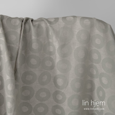 Grått halvlin stoff med sirkler