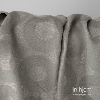 Grått halvlin stoff med sirkler passer til å sy klær og hjemmetekstiler