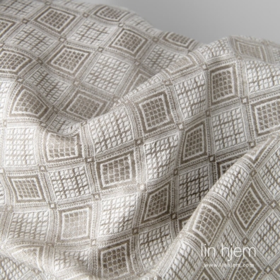 Beige halvlin stoff med romber passer til å sy klær og hjemmetekstiler