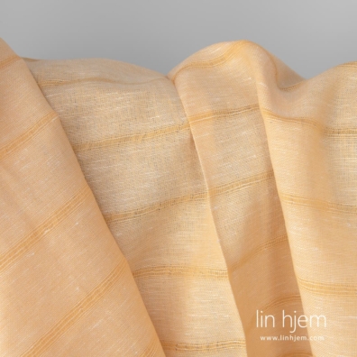 Gulstripet halvlinstoff passer til å sy gardiner, lette duker, bluser og skjerf