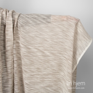 Halvlin beige stoff med hvite striper