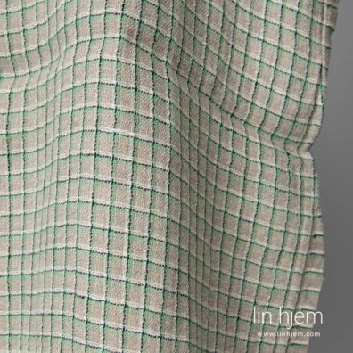 Grått linstoff med grønne ruter vasket passer til å sy klær og hjemmetekstiler