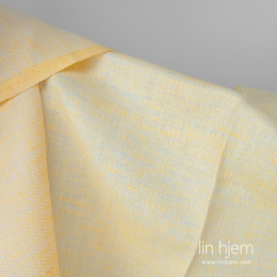 Halvlin stoff gulmønstret passer til å sy klær og hjemmetekstiler