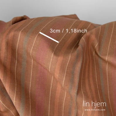 Stripet lin-bomull stoff vevd av mørkebrune, brune, mørkegrå, rødbrune og gulbrune garn