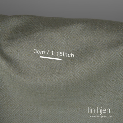 Halvlin stoff med grågrønne romber passer til å sy klær og hjemmetekstiler