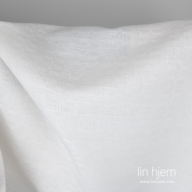 Halvlin stoff hvitt med røde og blå striper småmønstret