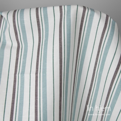 Melkehvitt halvlin stoff med grønne og brune striper