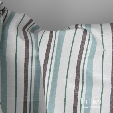 Melkehvitt lin bomullstoff med grønne og brune striper passer til å sy klær og hjemmetekstiler