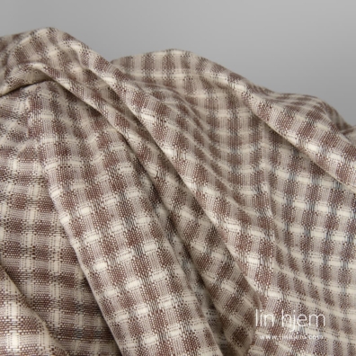 Halvlin stoff gulbrunt med gjennomsiktige ruter egnet for å sy gardiner, skjerf