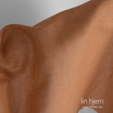 Lysebrunt lin-bomull stoff vevd av karamellbrunt og eikenøttbrunt garn, melange