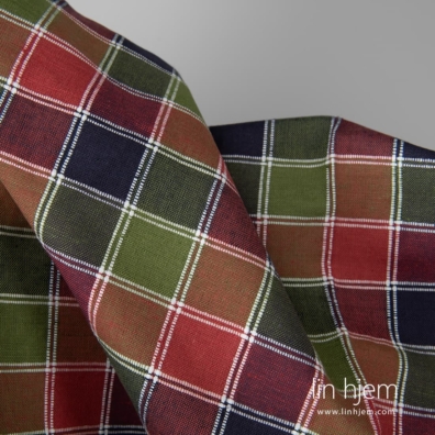 Halvlin stoff med mørkeblå og røde ruter