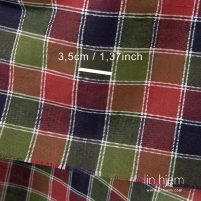 Lin-bomull stoff med ruter vevd av mørkeblått, rødt, grønt og hvitt garn