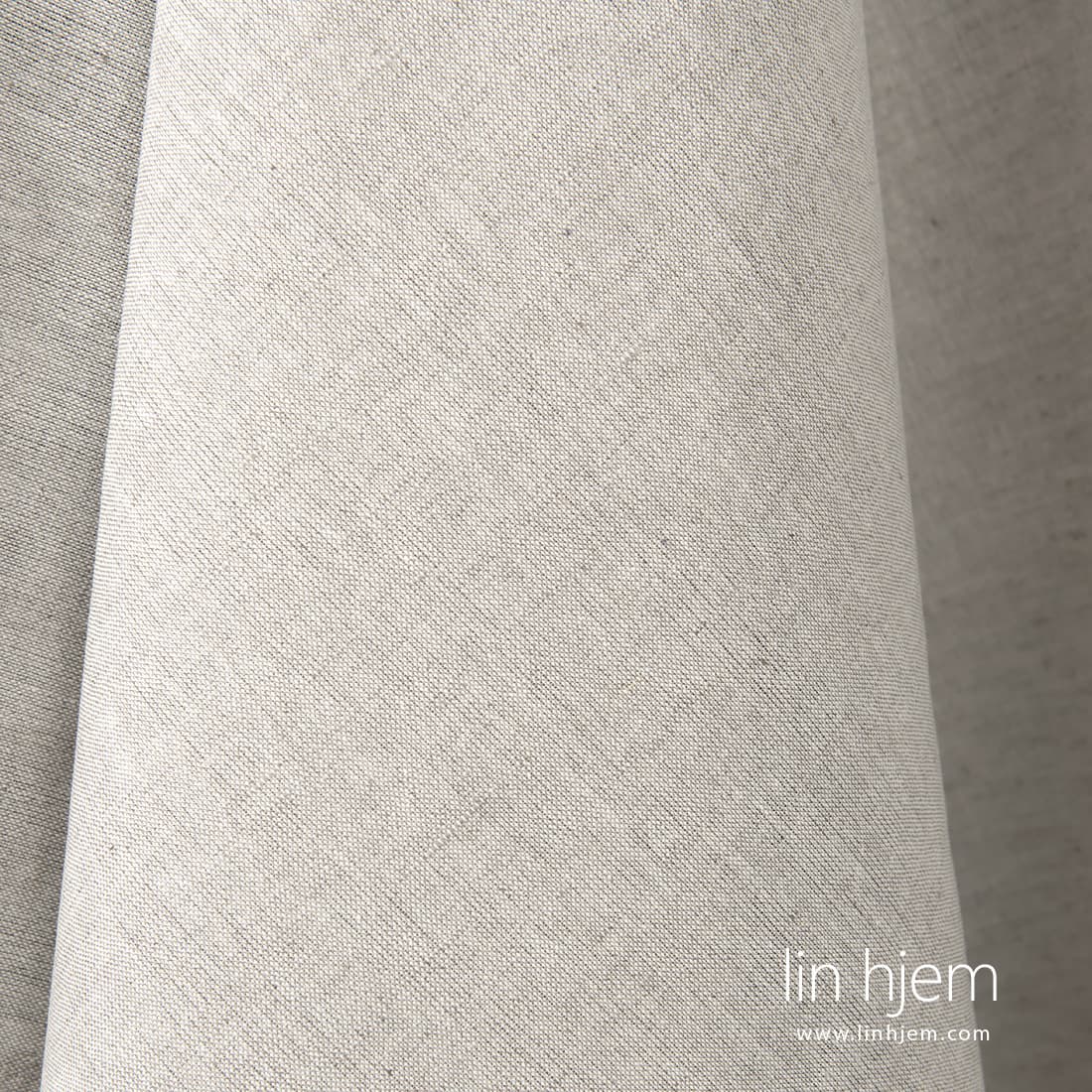 Lin-bomull stoff vevd av hvitt og naturlig grått (ufarget) garn, melange