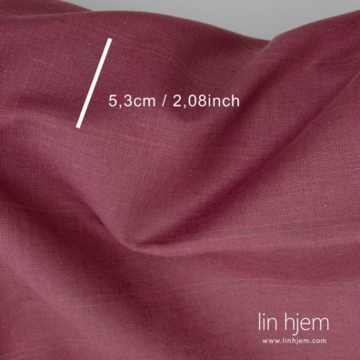 Stripete lin-bomull stoff vevd av brunrødt, mørkeblått og brunt lilla garn