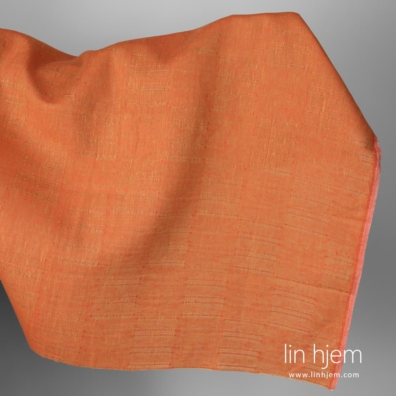 Gulrødt linstoff med striper