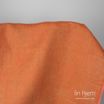 Gulrødt linstoff med striper passer til å sy klær og hjemmetekstiler