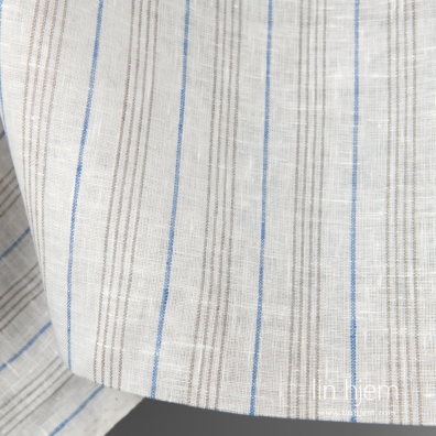 Linstoff med striper vevd av melkehvitt (gulhvitt), blått og naturfarget (ufarget, brungrå) garn