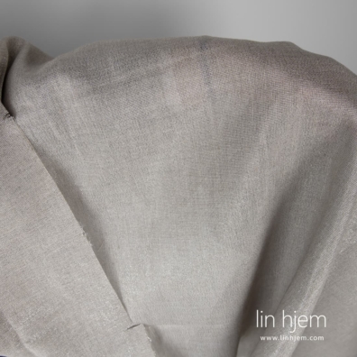 Skinnende linstoff vevd fra naturlig grå (ufarget) lingarn og sølv polyester tråder, melange