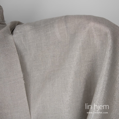 Skinnende linstoff i naturlig grå farge passer til å sy klær og hjemmetekstiler