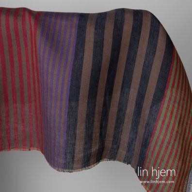 Linstoff med striper i twill mønster