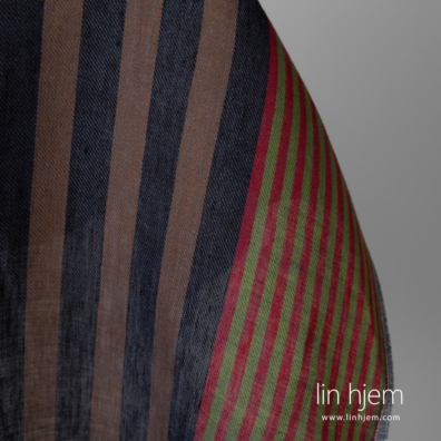Linstoff stripet vevd av svart, brunt, lysegrønt, lilla, blågrå og rødt garn