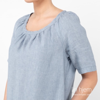 MEIRA blåaktig linkjole med volang nederst og i nakken