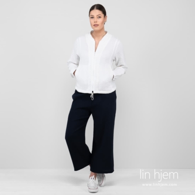 MANGA hvit bomber-stil linjakke og KENDA mørkeblå bukser