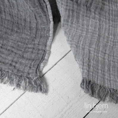 FOCUS lin pledd vevd av hvitt, lyst og mørkegrått garn