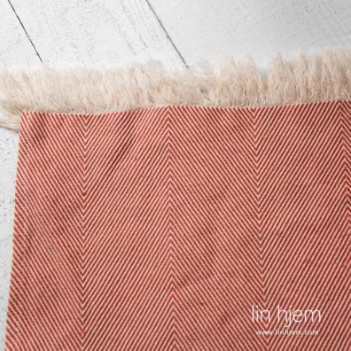 HERO lin-bomull pledd i fiskebein mønster vevd av oransje og hvitt garn