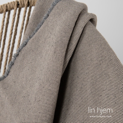 NILO lin-bomull pledd i panama mønster vevd av beige og mørkegrått garn