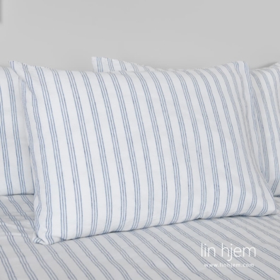 MILKY WAY putetrekk i lin-bomull blått - hvitstripet laget med klaff lukking