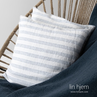 MILKY WAY putetrekk i lin-bomull blått - hvitstripet og MAMBA pledd mørkeblått