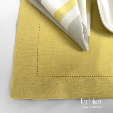 MIMOSA gul lin-bomull dekkebrikke med hullmønster