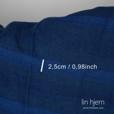 Linstoff i striper mønster vevd av blått garn i flere nyanser