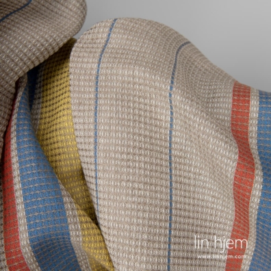 Lin-bomull vaffel stoff beige med gule og røde striper egner seg til å sy håndklær og kapper
