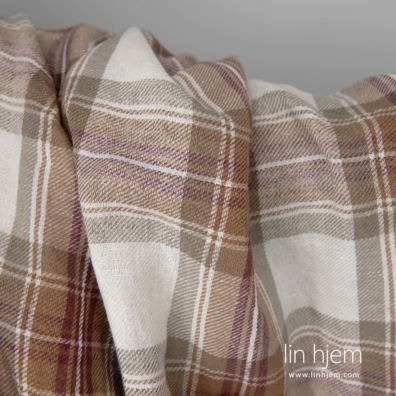 Bredt halvlin stoff brunrutet vasket egner seg til å sy klær og hjemmetekstiler